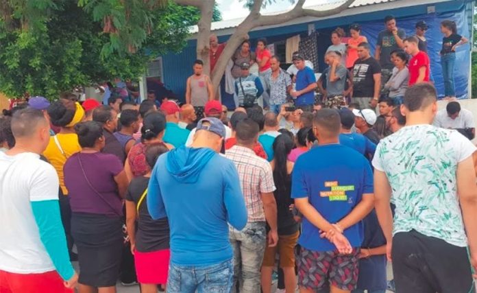 Migrants protest corruption among immigration agents in Tamaulipas.