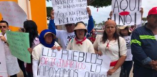 'Not here!' declare signs of protesters awaiting AMLO's arrival in Los Mochis.