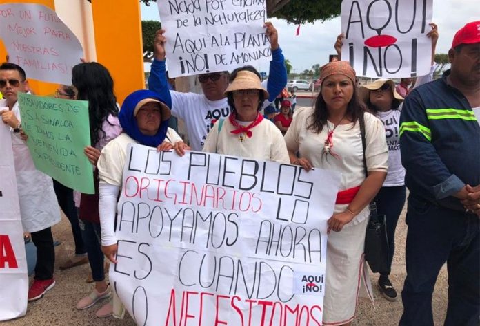 'Not here!' declare signs of protesters awaiting AMLO's arrival in Los Mochis.