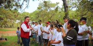 Federal government representive Lomelí and tree-planters in the Primavera Forest on Sunday.