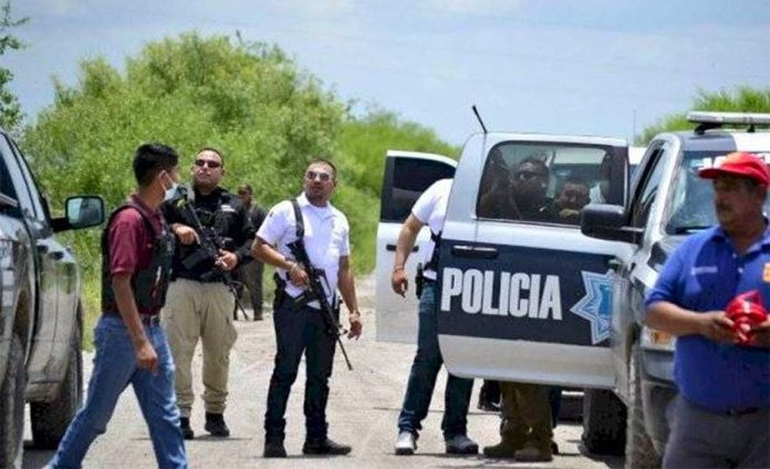 Chief fires a rifle into the air in Coahuila.
