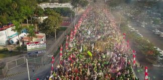 The huge crowd that turned out Saturday for the opening of an upgraded road in Sinaloa.