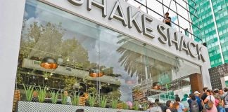 The lineup at the new Shake Shack yesterday in Mexico City.
