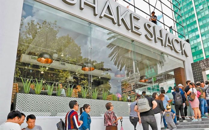The lineup at the new Shake Shack yesterday in Mexico City.