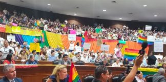 Sinaloa deputies vote as supporters and opponents of the bill watch.