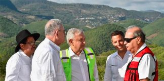 López Obrador, center, chats with Slim, right, while signing a highway construction contract on Friday. Between them is Oaxaca Governor Alejandro Murat.