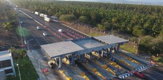 The Cuyutlán toll plaza: no more charge for passenger vehicles.