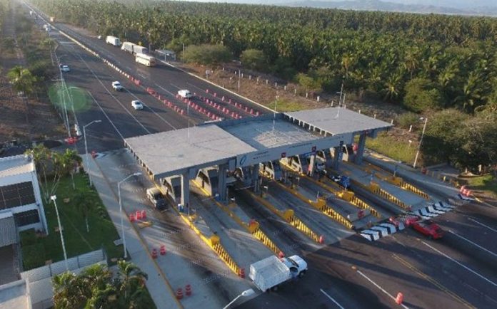 The Cuyutlán toll plaza: no more charge for passenger vehicles.