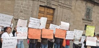 Police officers' wives protest in Mexico City after their husbands were labeled elitist.