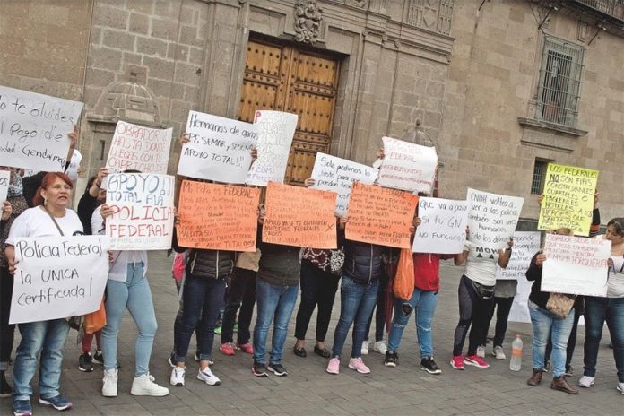 Police officers' wives protest in Mexico City after their husbands were labeled elitist.