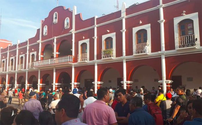 Angry citizens at the municipal palace in Zaachila, Oaxaca.