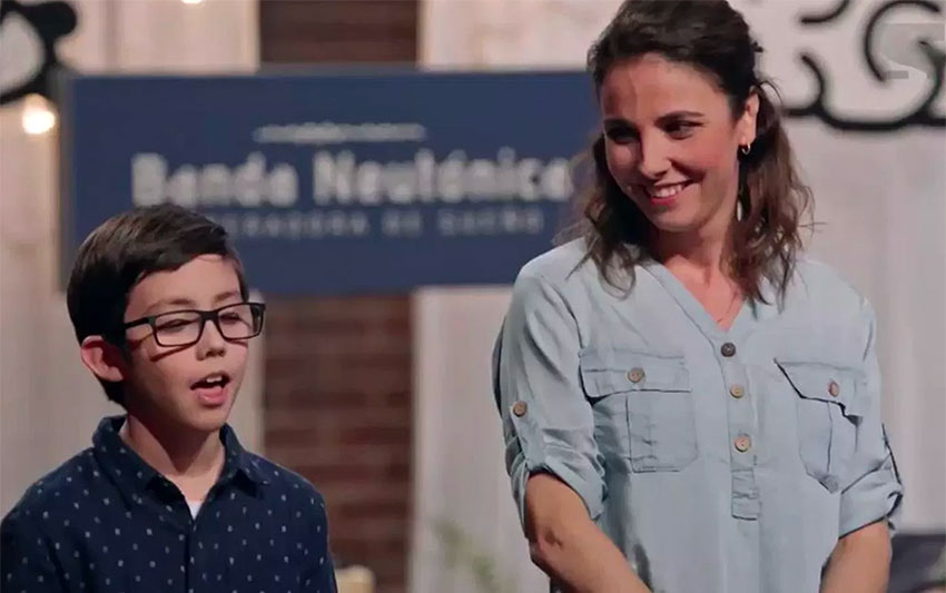 Érika Rodríguez accompanied her son for his Shark Tank presentation.