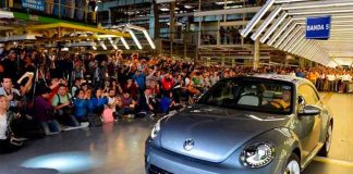 The last Beetle at a farewell ceremony in Puebla.