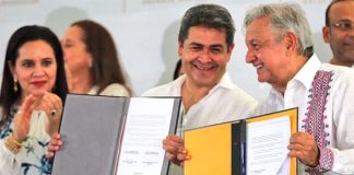 Honduras President Hernández, center, after signing an agreement with President López Obrador on Saturday.