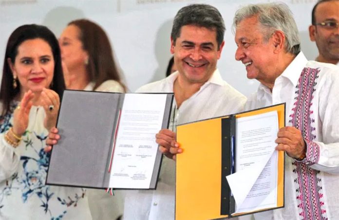 Honduras President Hernández, center, after signing an agreement with President López Obrador on Saturday.