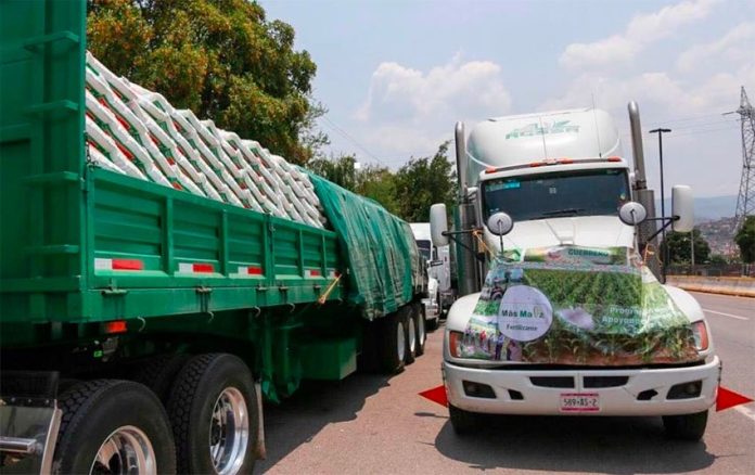 Trucks loaded with fertilizer in Guerrero yesterday.
