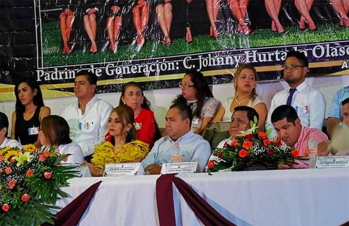 A photo of the class behind the head table announces sponsorship by wanted gang leader.