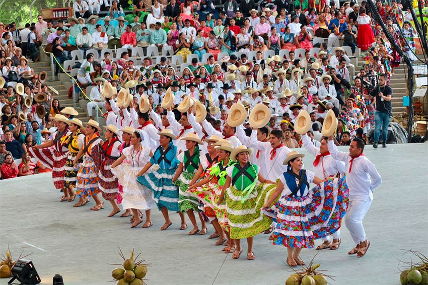 guelaguetza dancers