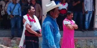 The mayor of Huixtán and another official in women's garb.