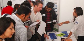 Youths at a job fair in San Juan del Río, Querétaro.