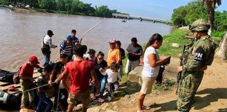 Migrants at the southern border: some are paying large sums of money to smugglers.