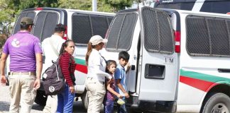 Immigration agents detain migrants in Acayucan, Veracruz.