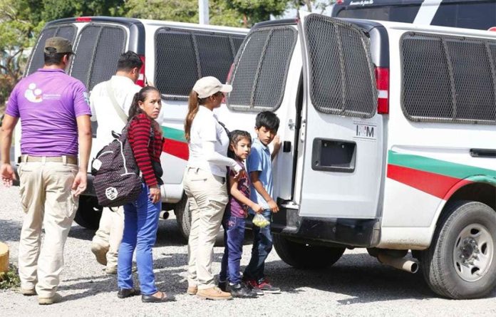 Immigration agents detain migrants in Acayucan, Veracruz.