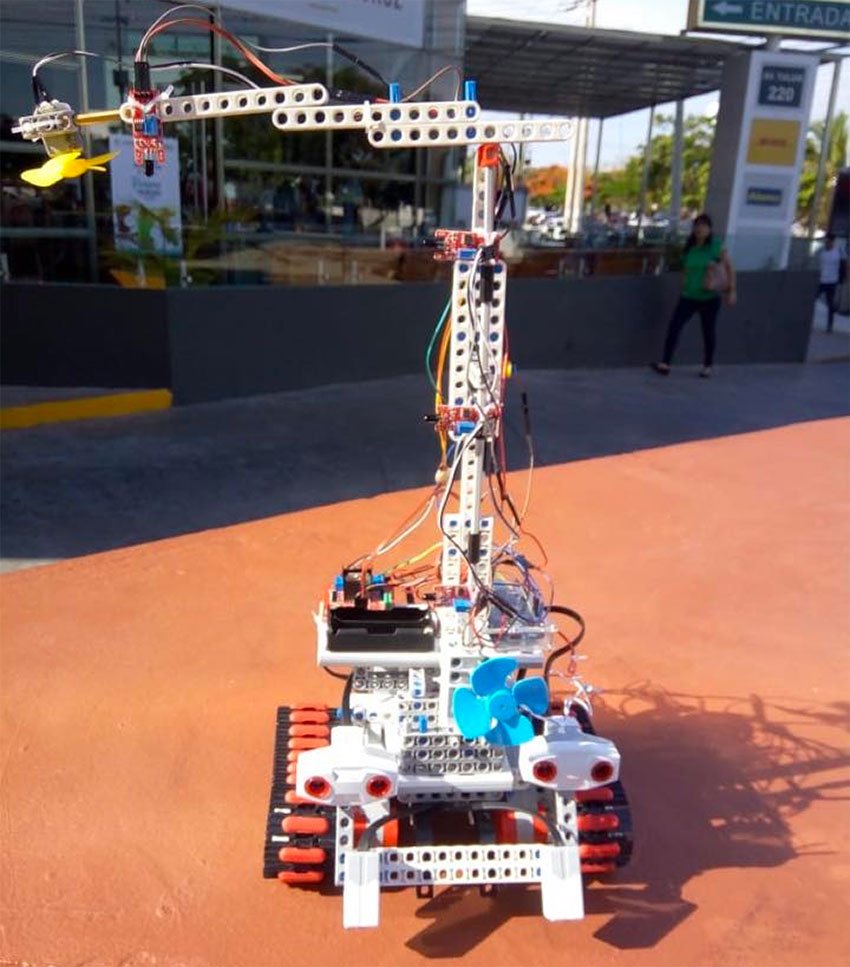 The firefighting robot created by two Guerrero students.