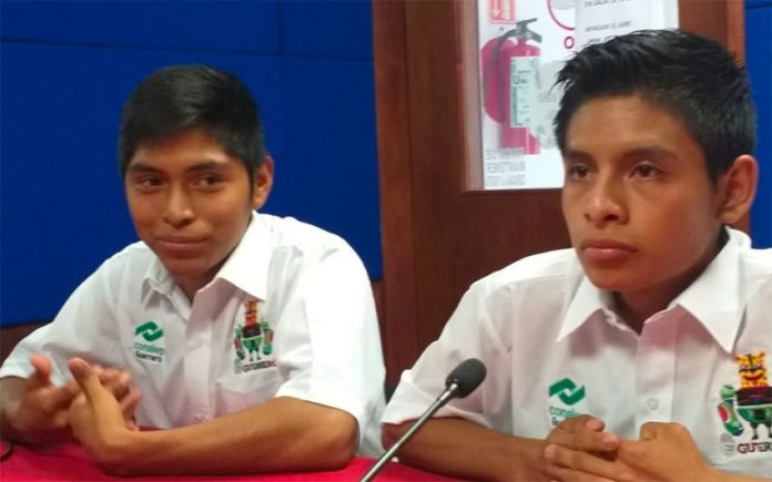 The robotics students who will represent Mexico in Japan.