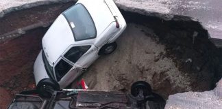 The sinkhole in Ecatepec this morning.