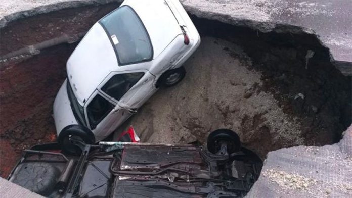 The sinkhole in Ecatepec this morning.