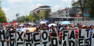 Protesting students with sign that reads 'Mexico lacks universities.'