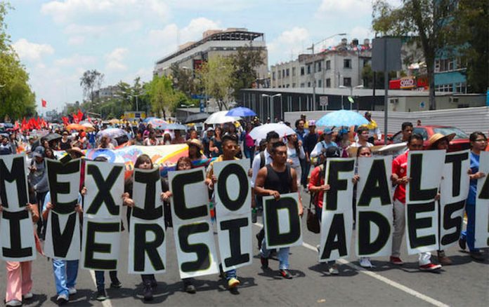 Protesting students with sign that reads 'Mexico lacks universities.'
