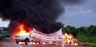 Vehicles burn in Tabasco this morning in warning to National Guard.