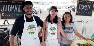 A market stall sells fresh Mexico City produce in exchange for recycled goods.