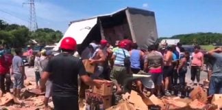 Looters grab beer in Campeche on Saturday.