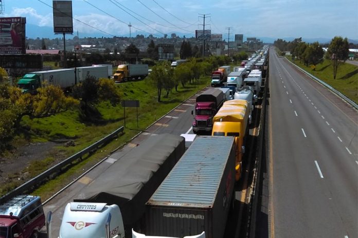 Gridlock on the Mexico City-Puebla highway during a 12-hour blockade on Thursday.