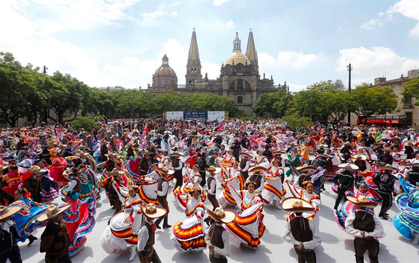 The record-breaking crowd of 882 dancers.