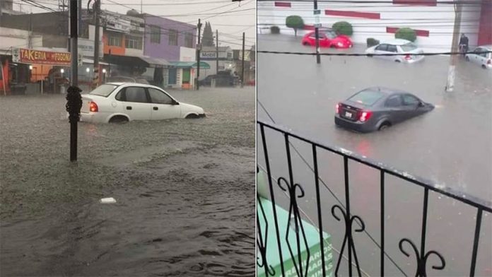 Cars stranded by flooded streets in Atizapán.