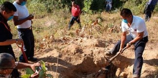 Volunteers dig up a grave in Veracruz in 2015.