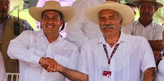 Undersecretary Peralta and self-defense force founder Mireles shake hands in La Huacana.