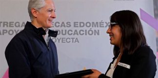 Governor del Mazo presents a scholarship for study in Canada.