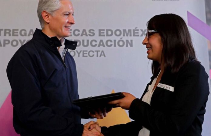 Governor del Mazo presents a scholarship for study in Canada.