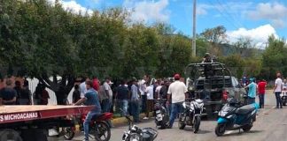 Citizens harass soldiers on Sunday in Michoacán.