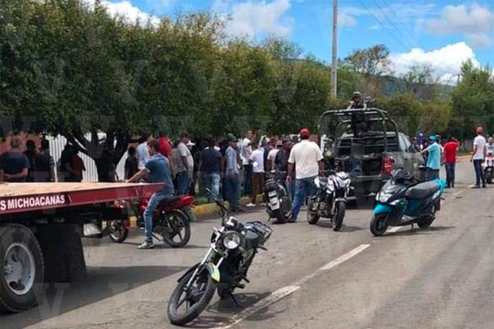 Citizens harass soldiers on Sunday in Michoacán.