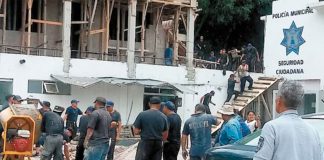 Cops fill in as albañiles.