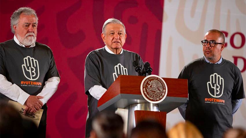López Obrador and other officials wore special t-shirts in tribute to Ayotzinapa at Thursday's press conference.