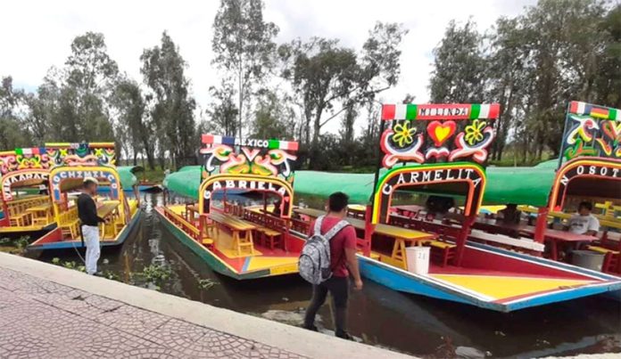 Death triggers two-drink limit on Xochimilco's barges.