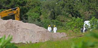 Excavating human remains in Zapopan.
