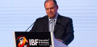 De Hoyos: president lied about investor interest in the Texcoco project.